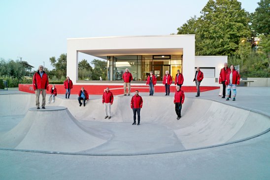 Die Nachtwanderer halten Abstand beim Gruppenbild im Skaterpark beim Jugendpavillon.