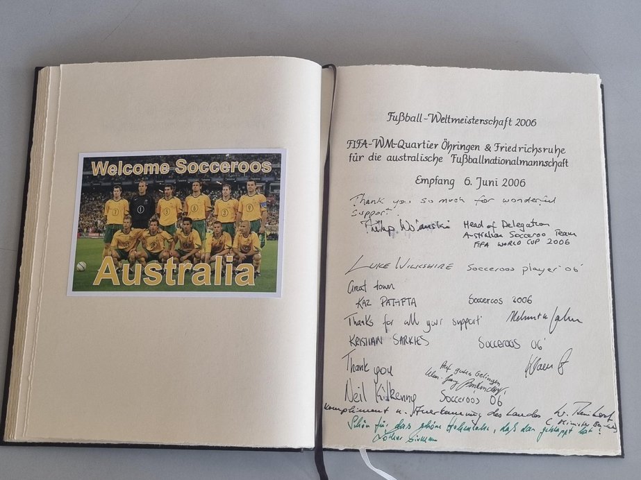 Goldenes Buch mit Unterschriften der Australischen Nationalmannschaft