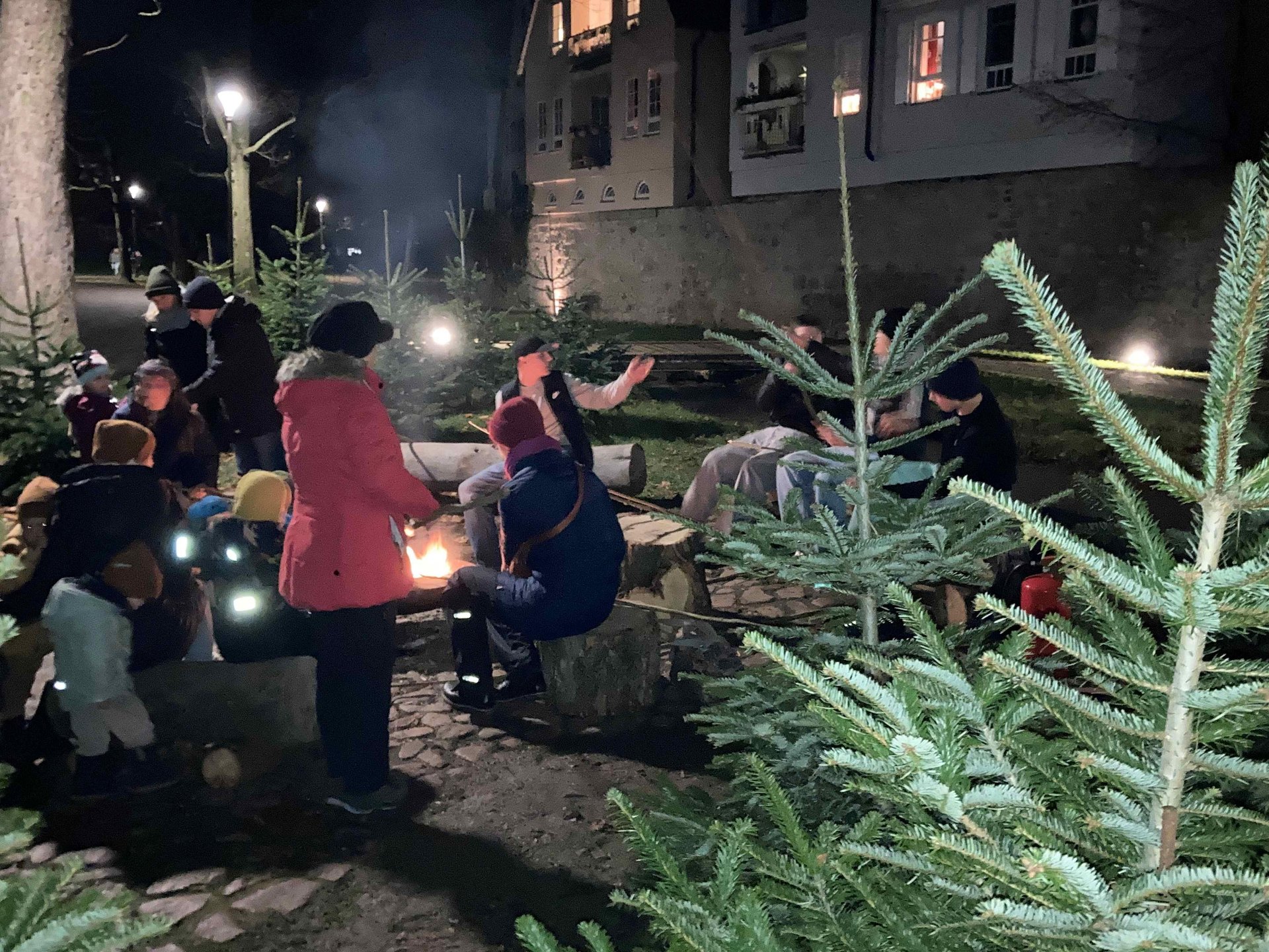 Wintergrillen Öhringen Menschen um Grillplatz