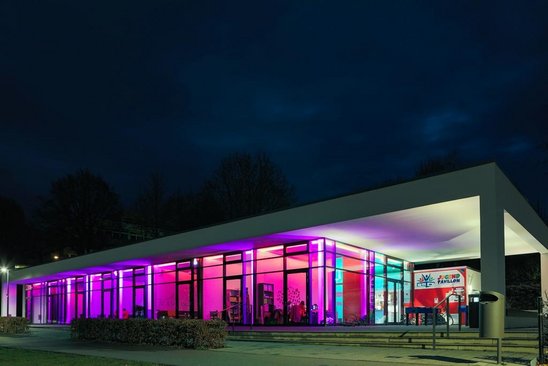 Jugendpavillon bei Nacht, violett beleuchtet