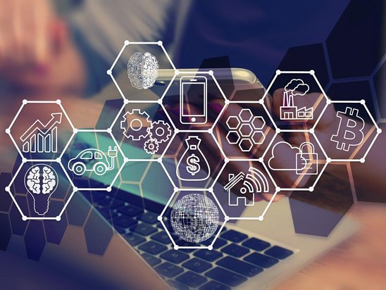 Laptop und Smartphone im Hintergrund, vernetzte Icons im Vordergrund Laptop und Smartphone im Hintergrund, vernetzte Icons im Vordergrund