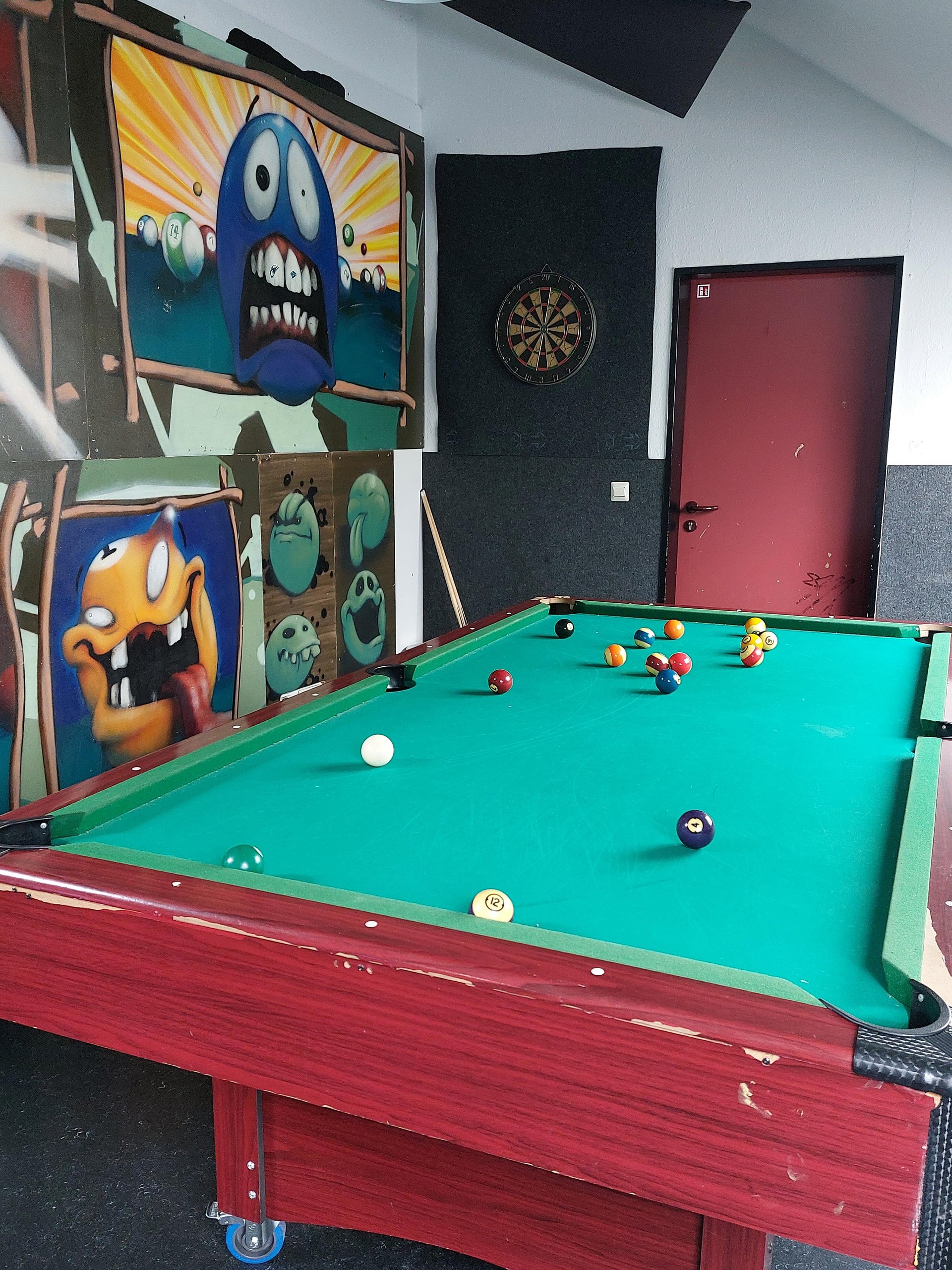 Billardtisch mit Kugeln oben im Fiasko