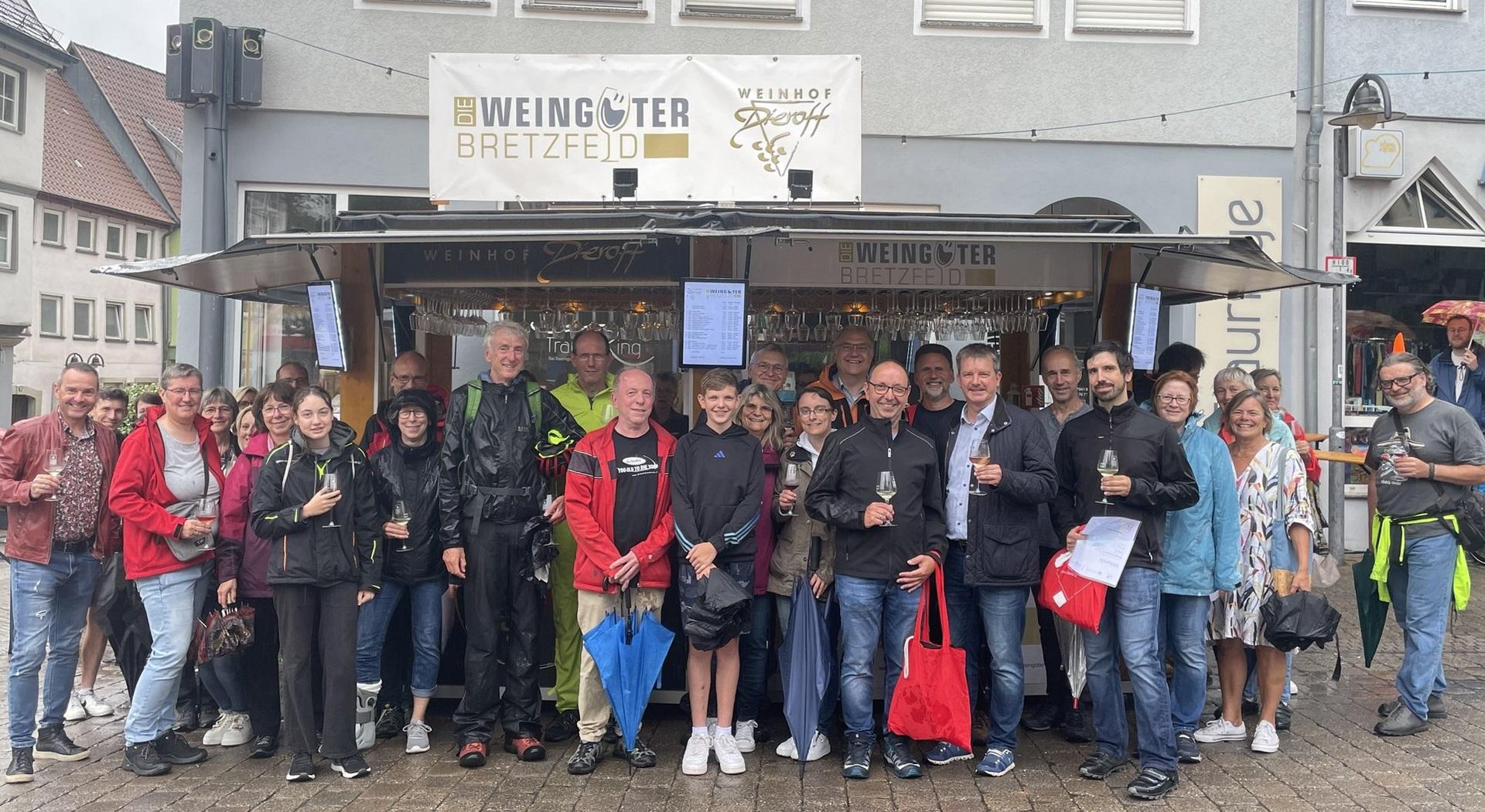 gruppenbild mit den drei besten teams und drei besten RAdelnden vom Stadtradeln auf dem Hohenloher Weindorf