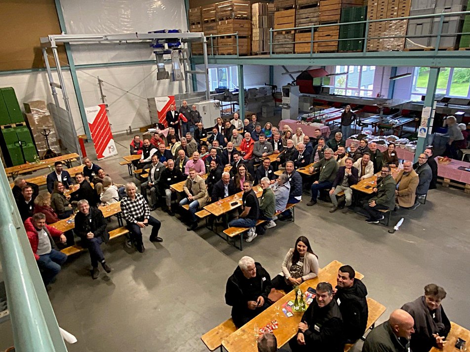 Gruppenbild Teilnehmende des Wirtschaftsstammtisches in der Apfelsortierhalle. Gruppenbild Teilnehmende des Wirtschaftsstammtisches in der Apfelsortierhalle.