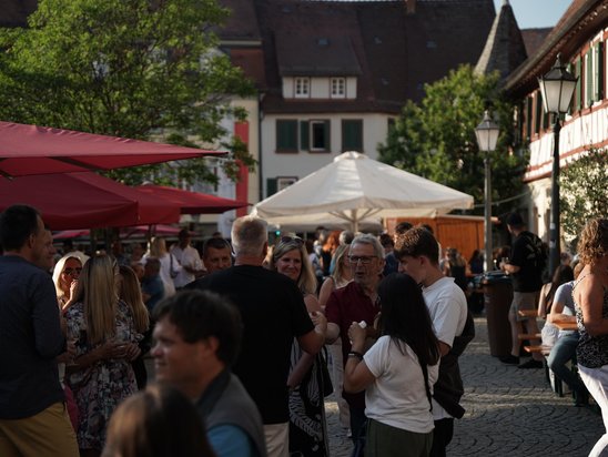 Fröhliche Besucher