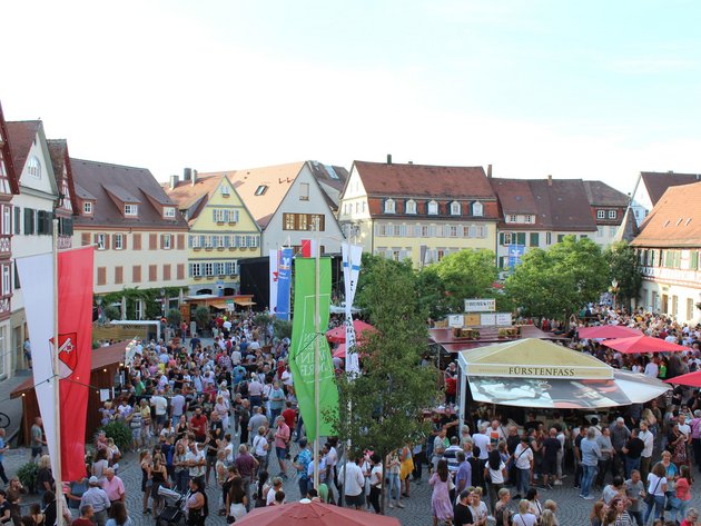 Der belebte Marktplatz mit Besuchern und Ständen ist zu sehen