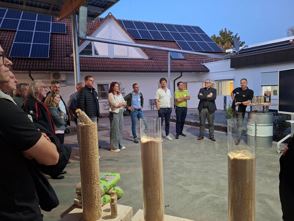 Teilnehmende beim Rundgang am Stand zum Thema Holzpellets Teilnehmende beim Rundgang am Stand zum Thema Holzpellets
