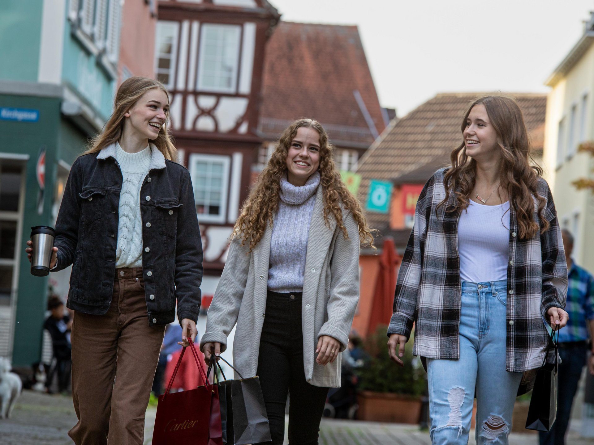drei Frauen laufen durch Öhringen mit Einkaufstaschen