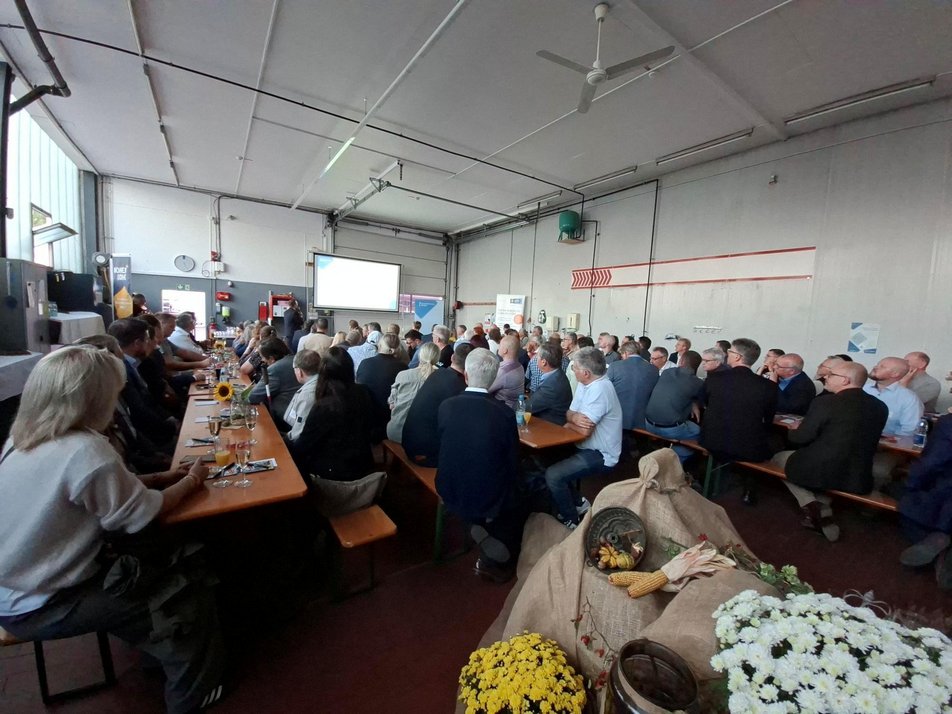 Teilnehmende in der Veranstaltungshalle während der städtischen Präsentation Teilnehmende in der Veranstaltungshalle während der städtischen Präsentation