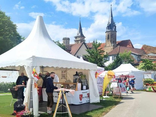 Messe im Park mit Zelten