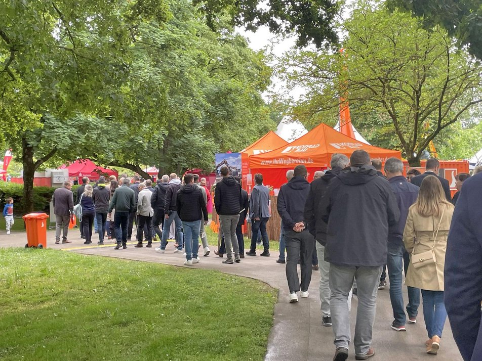 Teilnehmende nehmen an Rundgang über das Messegelände statt