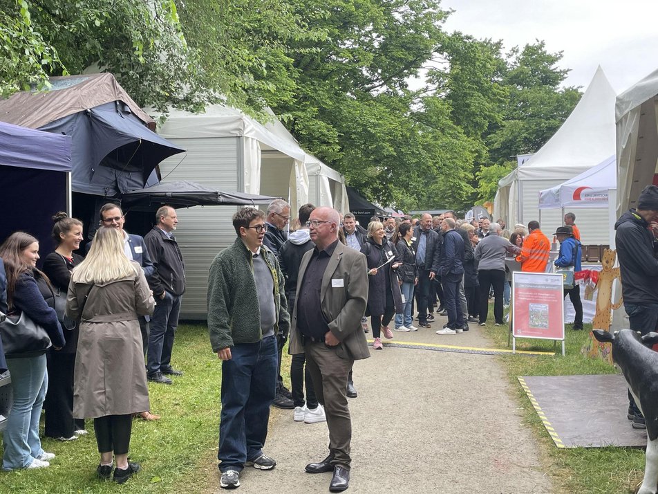 Teilnehmende während der Messeeröffnung