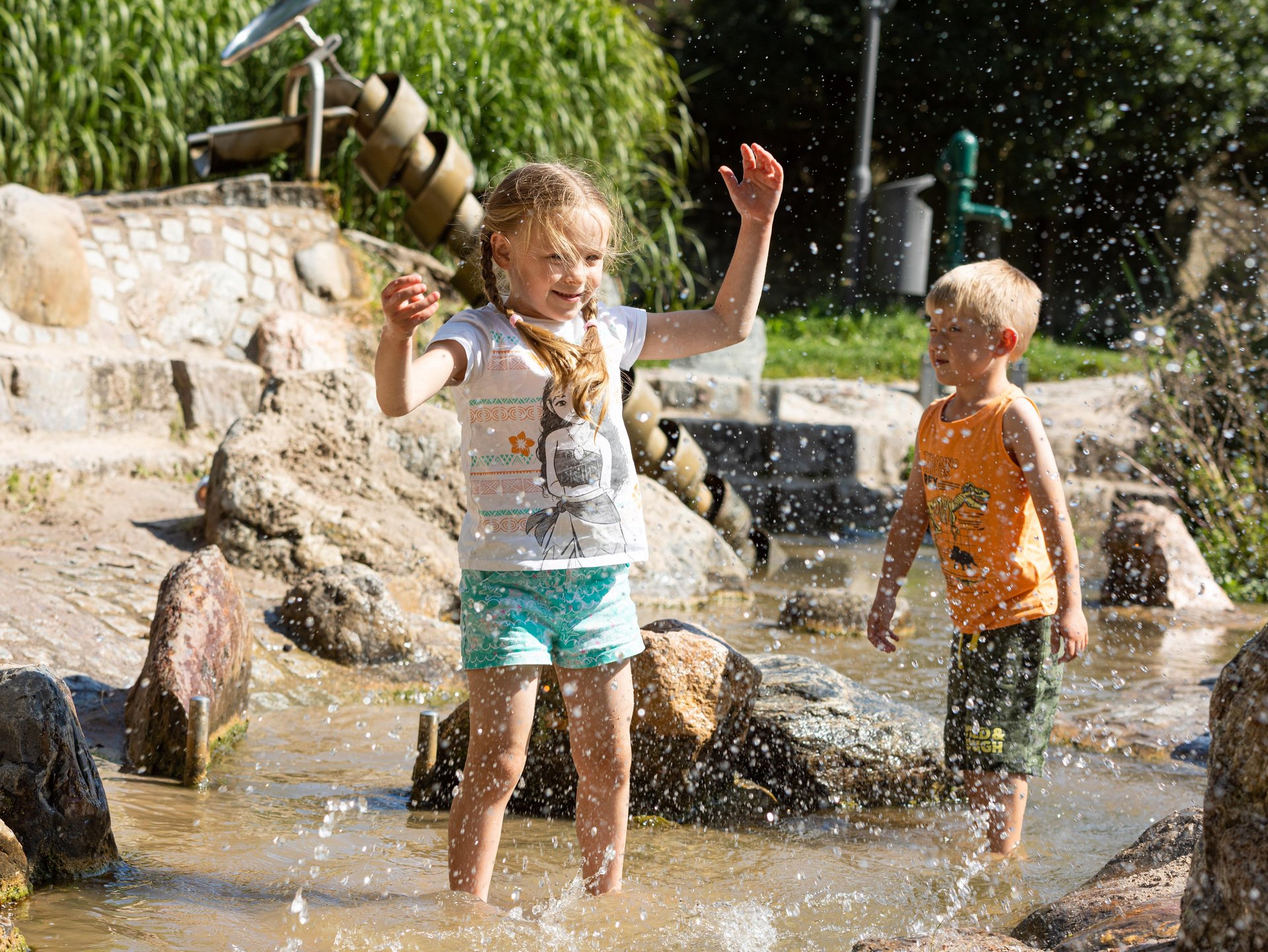 Öhringen nachhaltig Kinder auf Wasserspielplatz