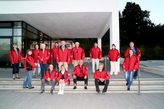 Die Nachtwanderer haben neue Jacken. Gruppenbild beim Jugendpavillon..