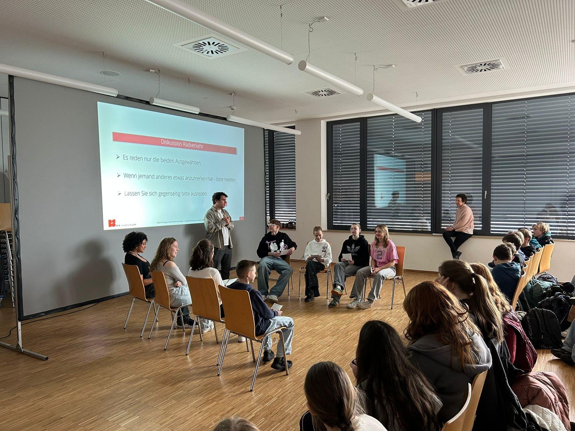Schülerinnen und Schüler in Diskussionsrunde