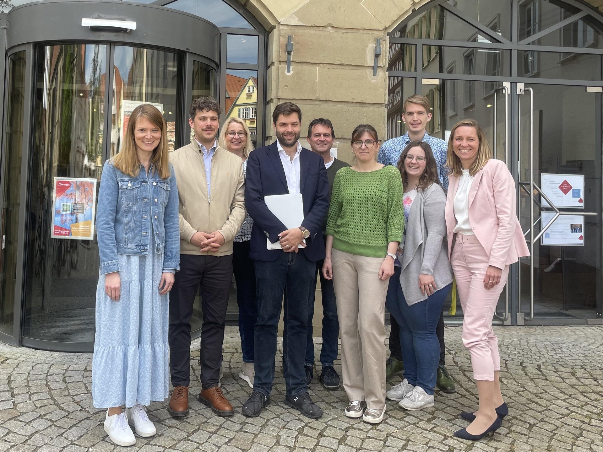 Das Digitalisierungsteam der Stadt Öhringen vor dem Rathaus