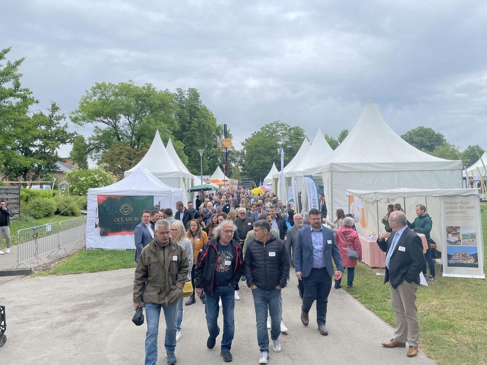 Teilnehmende bei Rundgang über Messegelände
