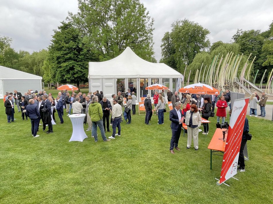 Teilnehmende des Wirtschaftsstammtisches netzwerken auf der Allmand anlässlich der Messe-Eröffnung