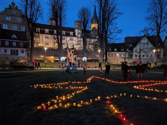 Kerzen in Form eines Sternes erleuchten das Hofgartenrondell