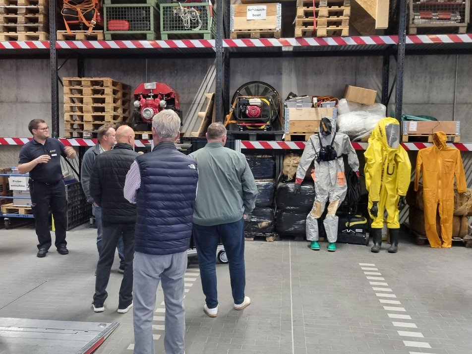 Teilnehmende des Wirtschaftsstammtisches bei der Führung in der Feuerwehrhalle
