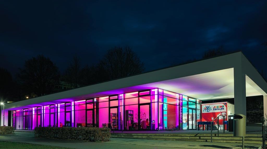 Jugendpavillon violett beleuchtet bei Nacht
