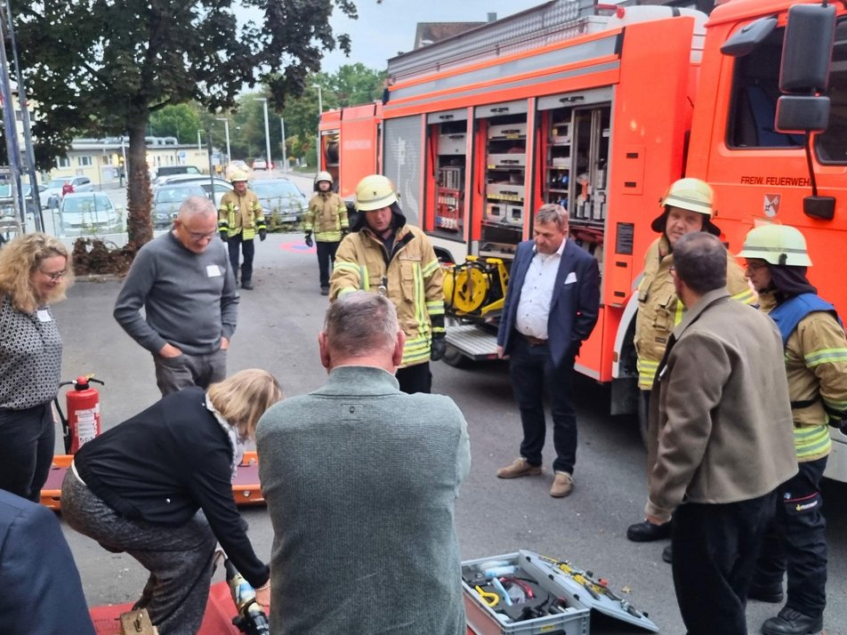 Teilnehmende des Wirtschaftsstammtisches sehen sich Einsatzequipment an